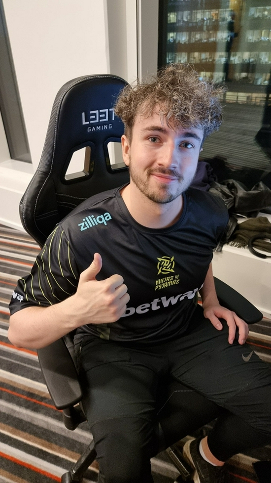 英国警方揭露中国间谍案疑点手提箱内藏大量现金